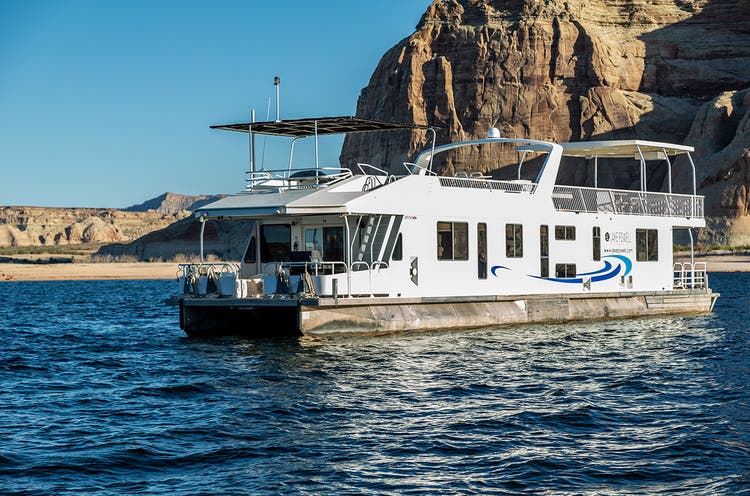 Excursion houseboat