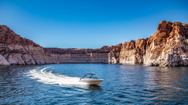 Poweboat curving through Lake Powell